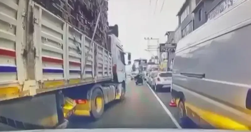 TIR dan inip, bıçakla otomobile saldırdılar