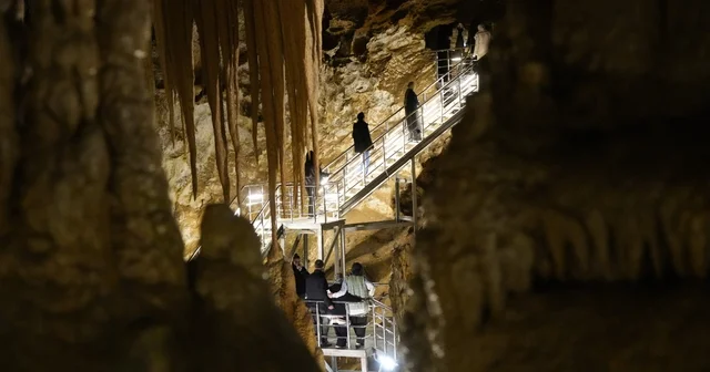 Gümüşhane nin yer altı sarayı kapılarını ziyaretçilerine açtı Gümüşhane nin Torul ilçesindeki Karaca Mağarası, Ramazan Bayramı tatilinde ziyaretçi akınına uğradı Gümüşhane Haberleri
