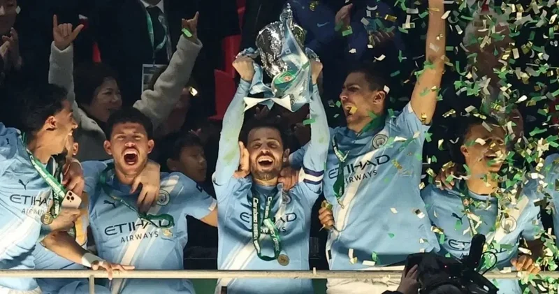 Arsenal i yenen Manchester City kupayı kaldırdı