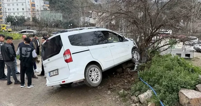 Osmaniye de freni boşalan hafif ticari araç ağaca çarptı: Bir kişi yaralandı Gündem Haberleri