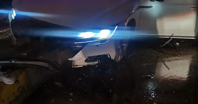 Mardin de otomobil refüje çarptı: 2 yaralı Mardin Haberleri