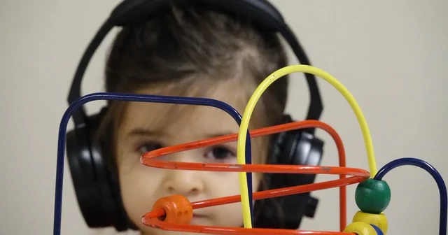 Geliştirdiği müzik temelli yöntem otizmde yüzde 25 oranında pozitif gelişim sağladı Otizmli kızıyla kurduğu müzik bağı diğer ailelere umut oldu Kocaeli Haberleri