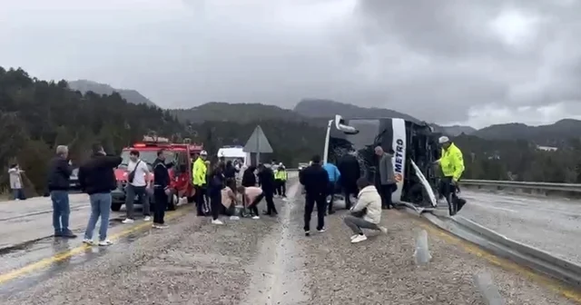 Konya da yolcu otobüsü devrildi Konya Haberleri