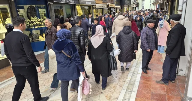 Altın fiyatları düşünce vatandaşlar kuyumculara akın etti Eskişehir de 1, 5 ve 10 gram ile çeyrek altın tükenme noktasına geldi Eskişehir Haberleri