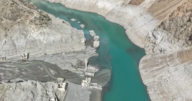 Artvin de baraj altında kalan köy su seviyesi düşünce yeniden ortaya çıktı VİDEO İZLE