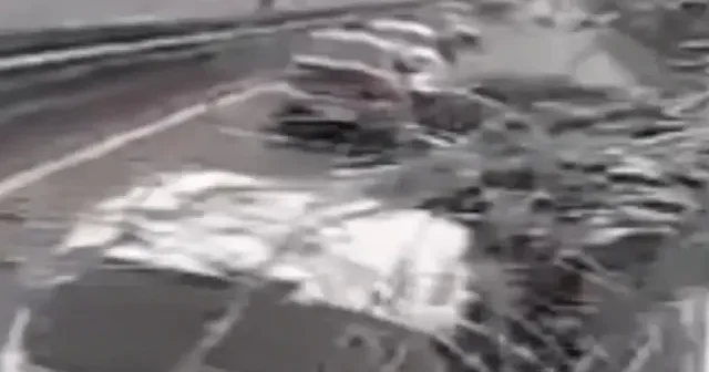 Yarışan otobüsler zincirleme kazaya neden oldu: 8 kişi yaralandı VİDEO İZLE