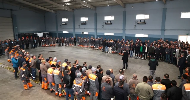 Başkan Palancıoğlu güne mesai arkadaşlarıyla bayramlaşarak başladı Kayseri Haberleri