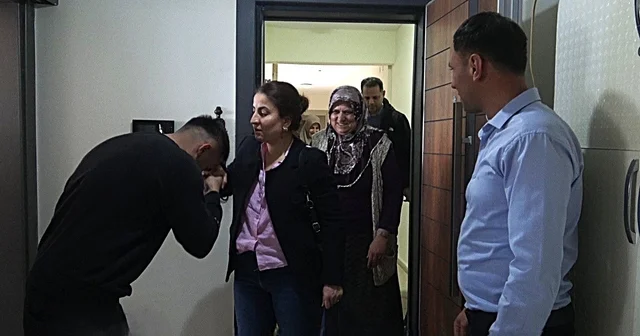 Evsizlik kötü diyen depremzede, bayramını ailesiyle TOKİ deki yuvasında geçirdi Hatay Haberleri