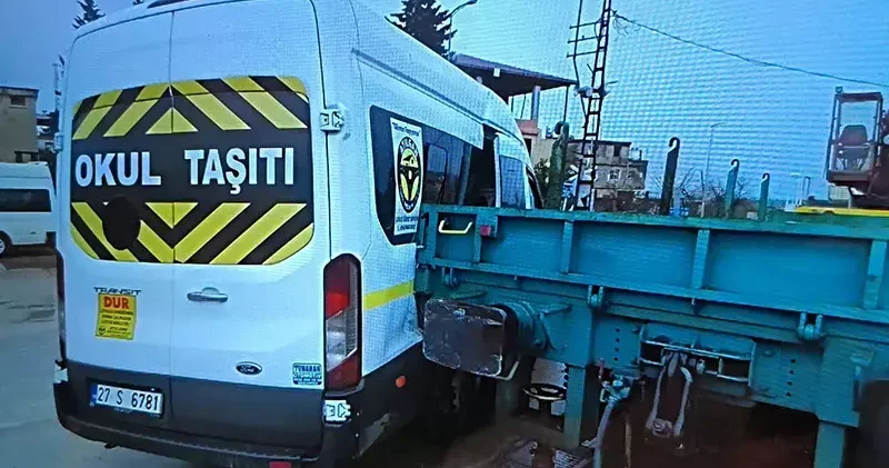 Lokomotifin okul servis minibüsüne çarptığı anlar kamera