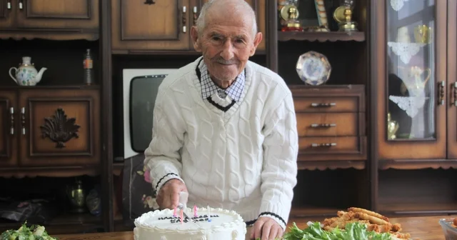 Asırlık dede, 102 nci yaşını pasta keserek karşıladı: Sıhhatim gençlik gibi devam ediyor 16 yaşındayken ilk çocuğu doğdu, çocuğunu bırakıp okula gitti Hüseyin Aydoğan ın 4 çocuk, 11 torun ve 12 de torununun çocuğu bulunuyor Ordu Haberleri