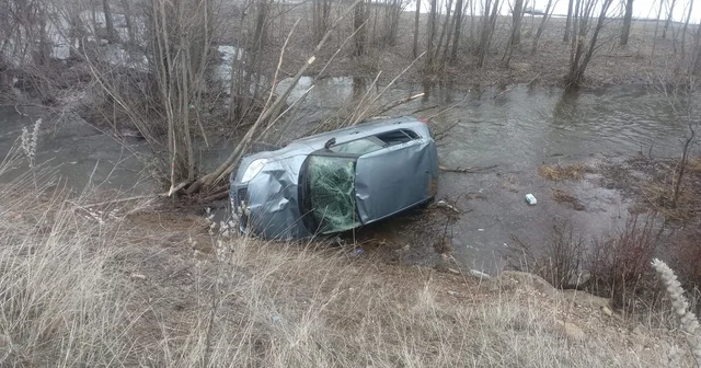 Bayburt ta otomobil dereye uçtu: Sürücü hafif yaralandı Bayburt Haberleri