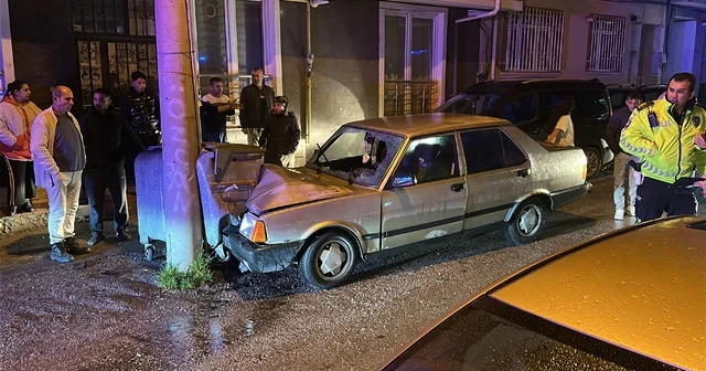 Alkollü sürücünün kullandığı otomobil, elektrik direğine çarptı: 1 i ağır, 2 yaralı Kütahya Haberleri