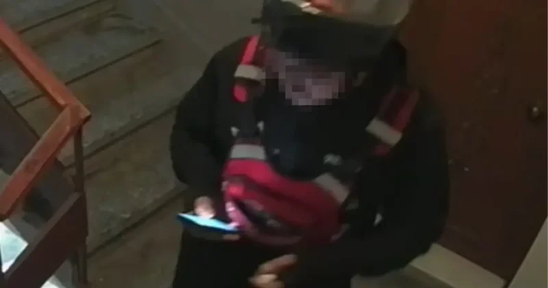 Kuryeden Skandal! Merdiven Dairesine İdrar