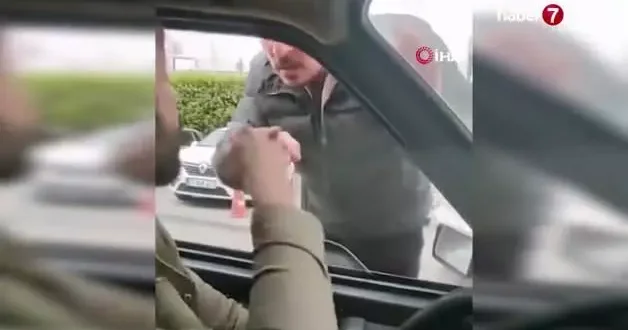 İzmir de trafik terörü: Ailesinin yanında saldırıya uğradı