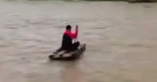 40 yıl sonra kuruyan dere yatağı taştı: Vatandaşın sal sefası kameraya yansıdı VİDEO İZLE