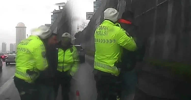 Emniyet şeridinde şoke eden anlar: Polisler anında müdahale etti Verilmiş sadakamız varmış