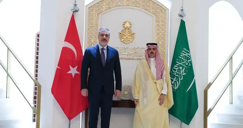 Dışişleri Bakanı Fidan ile Suudi mevkidaşı Bin Ferhan dan savaşı sonlandırma görüşmesi Ortadoğu Haberleri