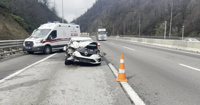 Otomobil, önündeki kamyonete çarptı: 2 si çocuk, 4 yaralı Bolu Haberleri