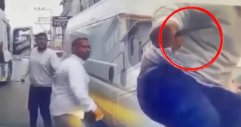 Şehir eşkıyaları dehşet saçtı! Sürücünün önünü kesip bıçakla üzerine yürüdüler