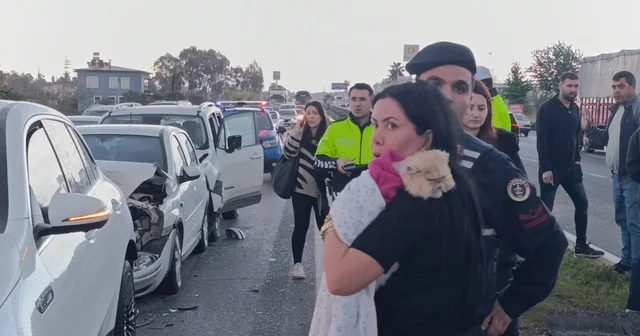 Kırmızı ışıkta bekleyen araçlara çarpıp olay yerinden ayrıldı: 4 yaralı Antalya Haberleri