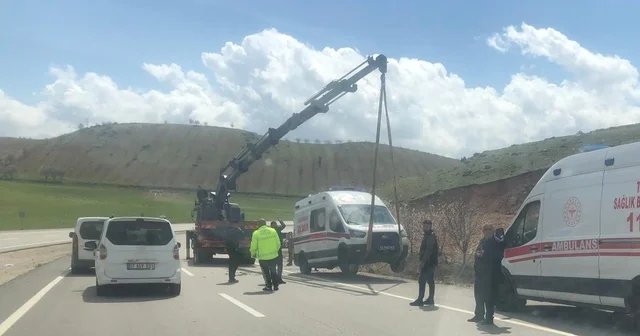 Siirt te hasta taşıyan ambulans devrildi Siirt Haberleri