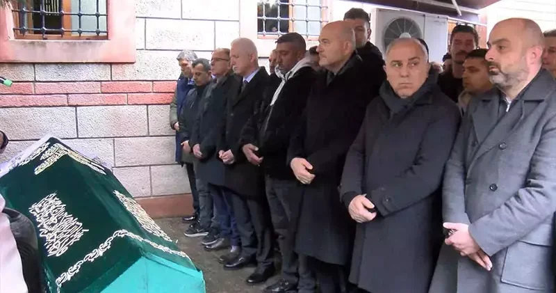 Fatih te çöken binada hayatını kaybeden Semra Urunca son yolculuğuna uğurlandı