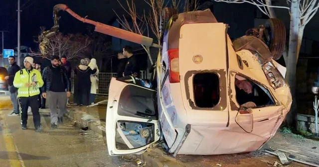 Aksaray da hafif ticari araç takla attı: 2 ağır yaralı Aksaray Haberleri