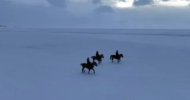 Gençler atları buz tutan Çıldır Göl ü üzerinde dörtnala koştu Ardahan Haberleri
