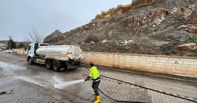 Bayburt ta bahar temizliği kapsamında yollar ve kaldırımlar tazyikli suyla yıkanıyor Bayburt Haberleri