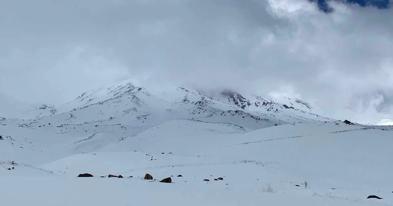 Ağrı Dağı na tırmanırken gruptan ayrılan kadın kayboldu!