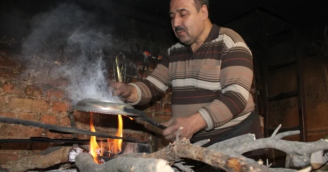 Yarım asırlık kalay ustası çırak sıkıntısına dikkat çekti Kalay ustası Uçar: Bakır bitmez ama artık usta kalmadı Aydın Haberleri