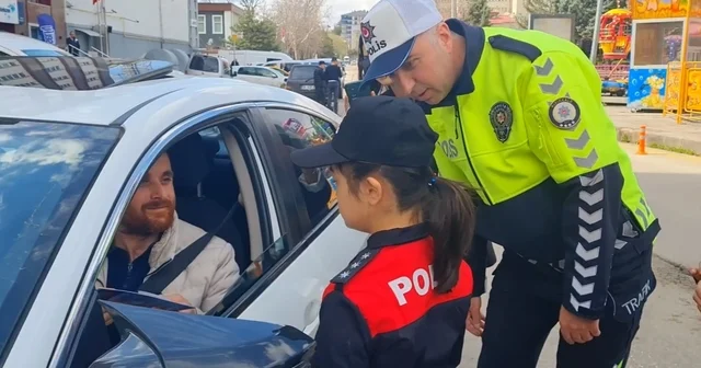 Polis üniforması giyen özel öğrenciler sürücülere trafik kurallarını hatırlattı Kırıkkale Haberleri
