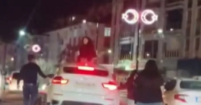 Trafikteki kavgada otomobilin üzerine çıkıp zarar verdi Sivas Haberleri