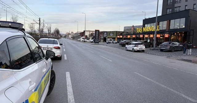 İki otomobil ve tramvayın karıştığı kazada 2 kişi yaralandı Kayseri Haberleri
