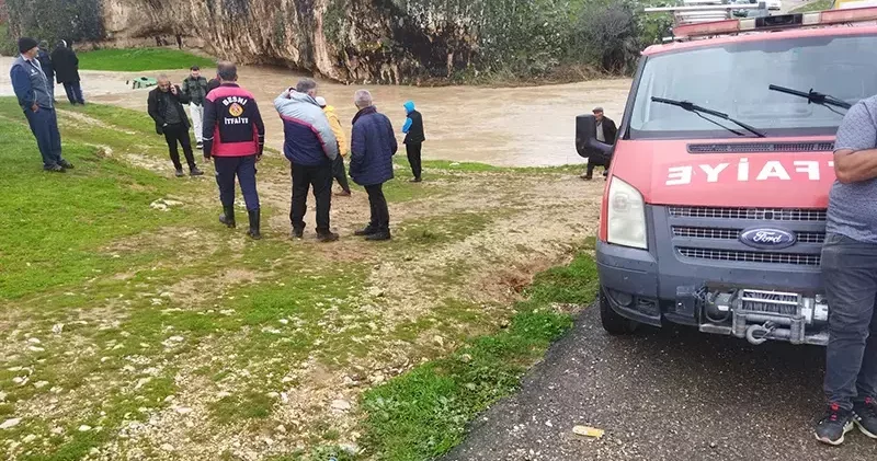 Sel suyuna kapılıp, mağaraya sığınan 4 çiftçi kurtarıldı