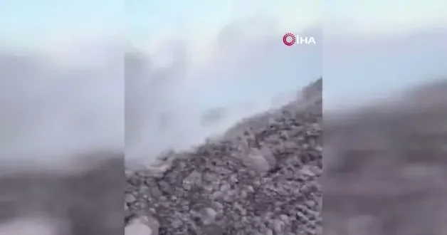 Guatemala da dağcıların tırmandığı yanardağ patladı