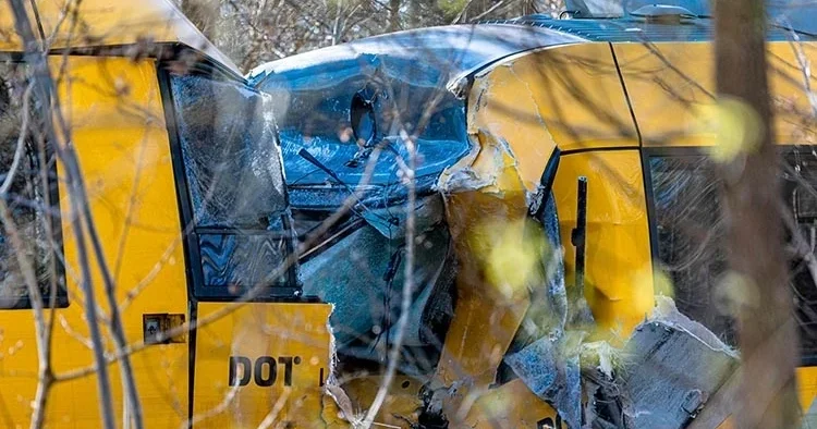 İki tren kafa kafaya çarpıştı: Çok sayıda yaralı