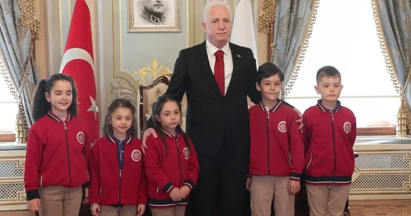 İstanbul Valisi Gül, 23 Nisan da koltuğunu 2 nci sınıf öğrencisi Asmin Ayşe Aslan a devretti