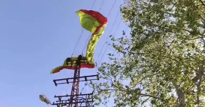 Osmaniye’de yamaç paraşütü pilotu iniş sırasında elektrik tellerine takıldı