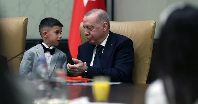 Külliye’de 23 Nisan: Cumhurbaşkanı Erdoğan Bakan Tekin ve çocuklarla bir araya geldi VİDEO İZLE