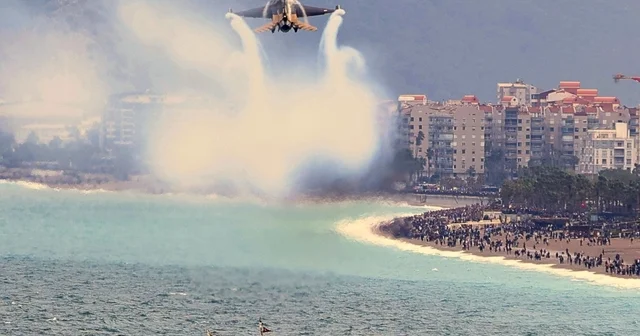 SOLOTÜRK Antalya da nefes kesti: 23 Nisan kutlamalarında gökyüzü bayraklarla buluştu Antalya Haberleri