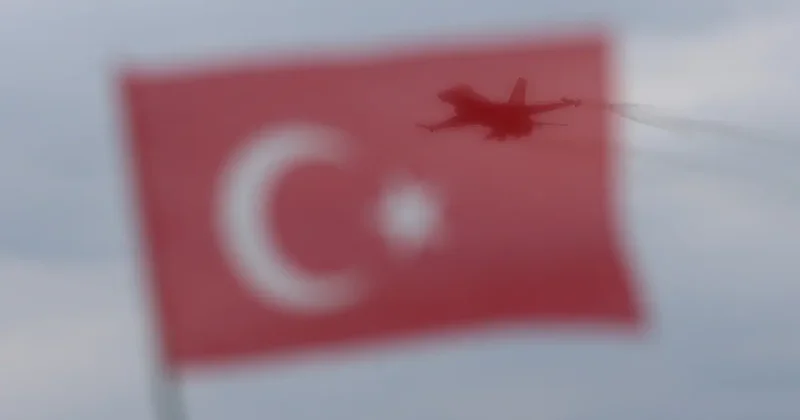 Tüm yurtta 23 Nisan coşkusu! SOLOTÜRK, Antalya da gösteri uçuşu yaptı