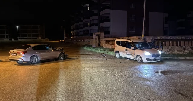 Alkollü sürücü ile 15 yaşındaki çocuğun kullandığı araç çarpıştı: 1 yaralı Eskişehir de alkollü sürücü ve ehliyetsiz gencin kazası pahalıya patladı: Toplam 117 bin TL ceza Eskişehir Haberleri