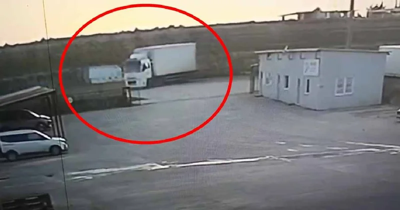 Minibüs dönüş yapmaya çalışan kamyona çarptı! O anlar kamerada