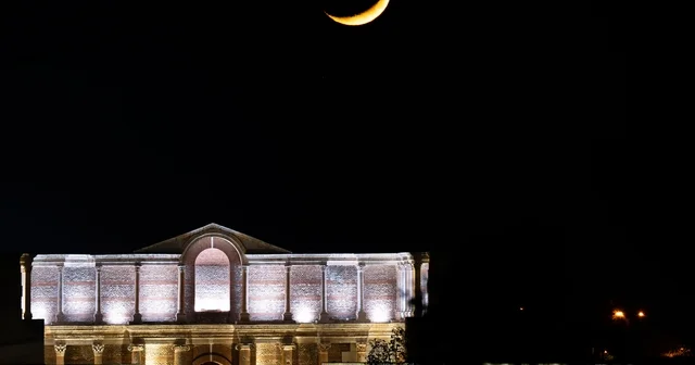 Antik kentte görsel şölen: Hilal, Gymnasium ile aynı karede Manisa nın simge yapısı Gymnasium binası hilalle buluştu Gece müzeciliğine hazırlanan Sardes Antik Kentinde seyrine doyum olmayan manzara Manisa Haberleri