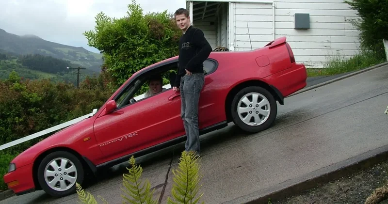 Dünyanın en dik sokağı: Tırmanan çocuğun adına tepesine plaket konuldu