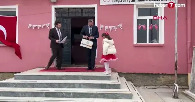 Bu okulda sadece 1 öğretmen ve 1 öğrenci var: Coşkulu 23 Nisan kutlaması