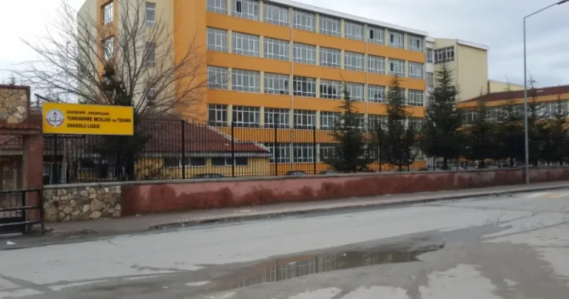 Eğitim camiası ikiye bölündü: Kartlı geçiş sisteminin amacı güvenlik mi baskı mı?