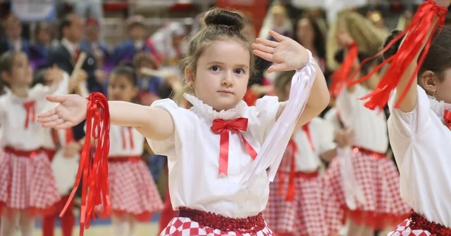 Eskişehir de 23 Nisan coşkusu Şehit Anıl Gül Spor Salonu nda yaşandı Eskişehir Haberleri