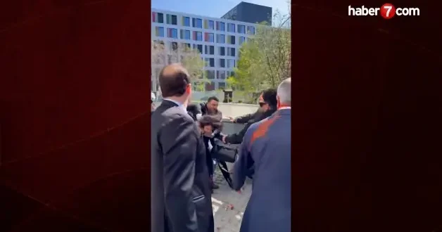 Rıza Pehlevi Berlin de protestolarla karşılandı: Üzerine kırmızı sıvı atıldı!